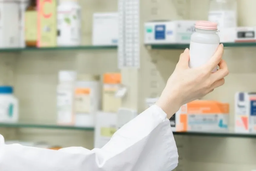 【トモズエキュートエディション新橋店】ドラッグストアの品出しスタッフ